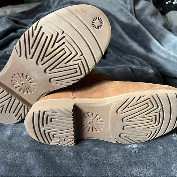 UGG women’s short boots size 6 gently worn a few time. - Picture 6 of 8